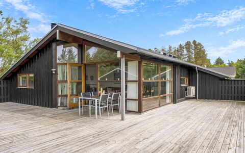 Thiokk - 1.5Km from the Sea: Flooring, Slaapkamer, Bedding, Bed, Bed Frame, Linens, Laken, Hardwood, Matras, Houten Vloer