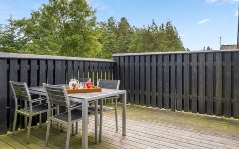 Thiokk - 1.5Km from the Sea: Flooring, Slaapkamer, Bedding, Bed, Bed Frame, Linens, Laken, Hardwood, Matras, Houten Vloer