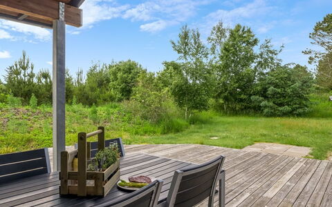 Thiokk - 1.5Km from the Sea: Flooring, Slaapkamer, Bedding, Bed, Bed Frame, Linens, Laken, Hardwood, Matras, Houten Vloer
