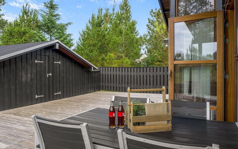 Thiokk - 1.5Km from the Sea: Flooring, Slaapkamer, Bedding, Bed, Bed Frame, Linens, Laken, Hardwood, Matras, Houten Vloer