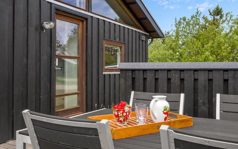 Thiokk - 1.5Km from the Sea: Flooring, Slaapkamer, Bedding, Bed, Bed Frame, Linens, Laken, Hardwood, Matras, Houten Vloer