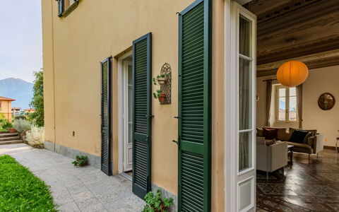 Pergola: Flooring, Slaapkamer, Bedding, Bed, Bed Frame, Linens, Laken, Hardwood, Matras, Houten Vloer