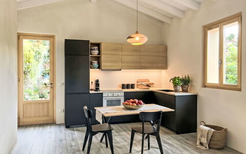 Glicine: Flooring, Slaapkamer, Bedding, Bed, Bed Frame, Linens, Laken, Hardwood, Matras, Houten Vloer