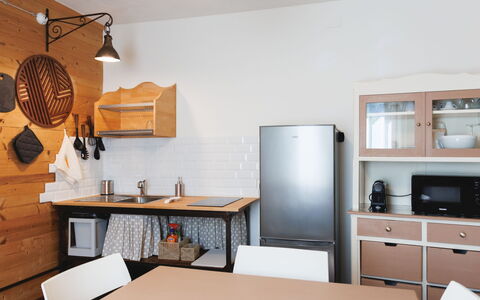 Lagomonti Apartments: Flooring, Slaapkamer, Bedding, Bed, Bed Frame, Linens, Laken, Hardwood, Matras, Houten Vloer