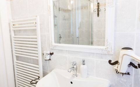 Lagomonti Apartments: Flooring, Slaapkamer, Bedding, Bed, Bed Frame, Linens, Laken, Hardwood, Matras, Houten Vloer