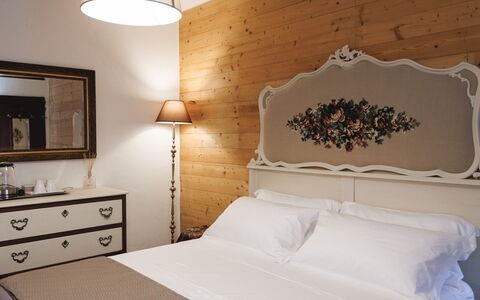 Lagomonti Apartments: Flooring, Slaapkamer, Bedding, Bed, Bed Frame, Linens, Laken, Hardwood, Matras, Houten Vloer