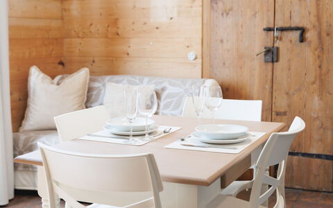 Lagomonti Apartments: Flooring, Slaapkamer, Bedding, Bed, Bed Frame, Linens, Laken, Hardwood, Matras, Houten Vloer