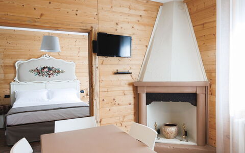 Lagomonti Apartments: Flooring, Slaapkamer, Bedding, Bed, Bed Frame, Linens, Laken, Hardwood, Matras, Houten Vloer