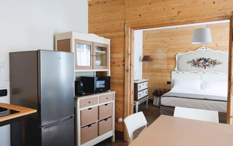 Lagomonti Apartments: Flooring, Slaapkamer, Bedding, Bed, Bed Frame, Linens, Laken, Hardwood, Matras, Houten Vloer