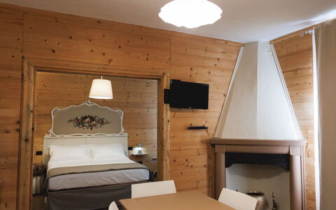 Lagomonti Apartments: Flooring, Slaapkamer, Bedding, Bed, Bed Frame, Linens, Laken, Hardwood, Matras, Houten Vloer