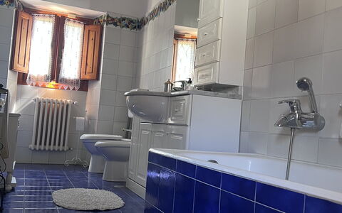 Villa Il Parco: Loodgieterswerkinrichting, Badkamer, Flooring, Interieur Ontwerp, Wastafel, Verdieping, Kraan, Tegel, Wastafel In De Badkamer, Loodgieter