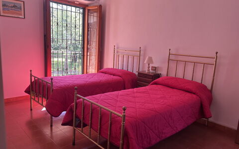 Villa Il Parco: Slaapkamer, Bed, Interieur Ontwerp, Verdieping, Bedding, Meubilair, Bed Frame, Flooring, Laken, Linens