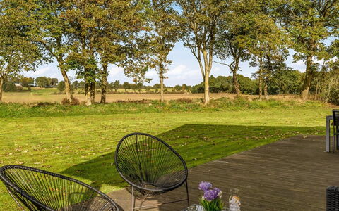 Torsten: Flooring, Slaapkamer, Bedding, Bed, Bed Frame, Linens, Laken, Hardwood, Matras, Houten Vloer
