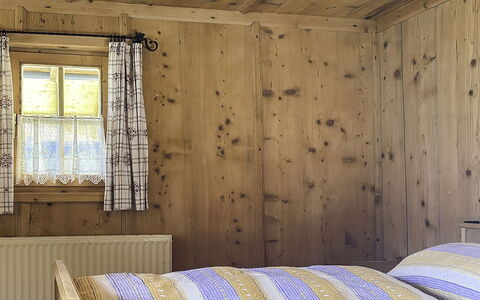 Schwaighof: Flooring, Slaapkamer, Bedding, Bed, Bed Frame, Linens, Laken, Hardwood, Matras, Houten Vloer