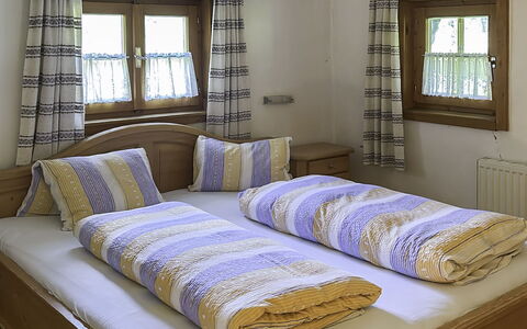 Schwaighof: Flooring, Slaapkamer, Bedding, Bed, Bed Frame, Linens, Laken, Hardwood, Matras, Houten Vloer