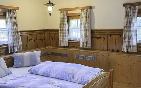 Schwaighof: Flooring, Slaapkamer, Bedding, Bed, Bed Frame, Linens, Laken, Hardwood, Matras, Houten Vloer