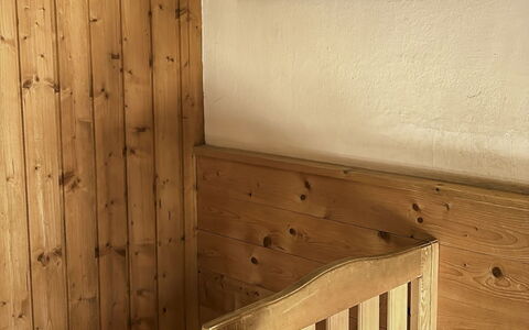 Schwaighof: Flooring, Slaapkamer, Bedding, Bed, Bed Frame, Linens, Laken, Hardwood, Matras, Houten Vloer