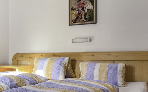 Schwaighof: Flooring, Slaapkamer, Bedding, Bed, Bed Frame, Linens, Laken, Hardwood, Matras, Houten Vloer
