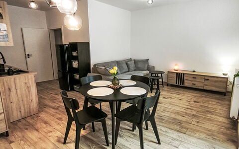 Aneta: Flooring, Slaapkamer, Bedding, Bed, Bed Frame, Linens, Laken, Hardwood, Matras, Houten Vloer