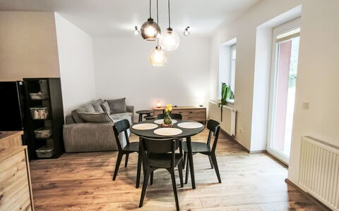 Aneta: Flooring, Slaapkamer, Bedding, Bed, Bed Frame, Linens, Laken, Hardwood, Matras, Houten Vloer