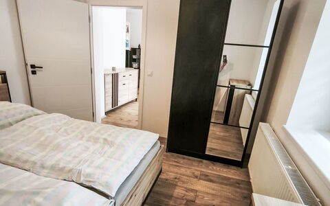 Aneta: Flooring, Slaapkamer, Bedding, Bed, Bed Frame, Linens, Laken, Hardwood, Matras, Houten Vloer