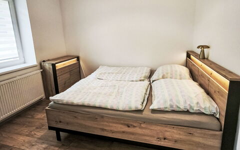 Aneta: Flooring, Slaapkamer, Bedding, Bed, Bed Frame, Linens, Laken, Hardwood, Matras, Houten Vloer