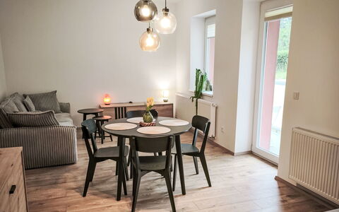 Aneta: Flooring, Slaapkamer, Bedding, Bed, Bed Frame, Linens, Laken, Hardwood, Matras, Houten Vloer