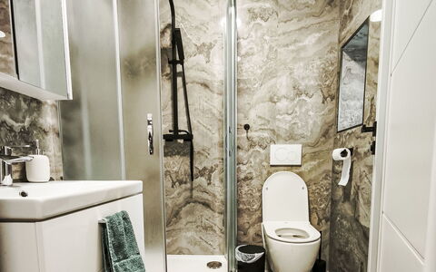 Aneta: Flooring, Slaapkamer, Bedding, Bed, Bed Frame, Linens, Laken, Hardwood, Matras, Houten Vloer