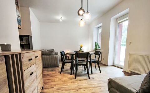 Aneta: Flooring, Slaapkamer, Bedding, Bed, Bed Frame, Linens, Laken, Hardwood, Matras, Houten Vloer
