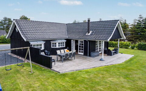 Erikgine - 900M from the Sea: Flooring, Slaapkamer, Bedding, Bed, Bed Frame, Linens, Laken, Hardwood, Matras, Houten Vloer