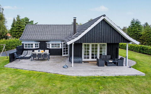 Erikgine - 900M from the Sea: Flooring, Slaapkamer, Bedding, Bed, Bed Frame, Linens, Laken, Hardwood, Matras, Houten Vloer