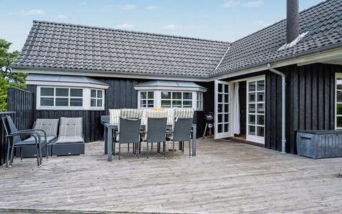 Erikgine - 900M from the Sea: Flooring, Slaapkamer, Bedding, Bed, Bed Frame, Linens, Laken, Hardwood, Matras, Houten Vloer