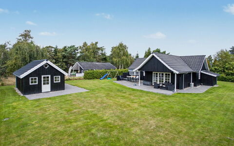 Erikgine - 900M from the Sea: Flooring, Slaapkamer, Bedding, Bed, Bed Frame, Linens, Laken, Hardwood, Matras, Houten Vloer