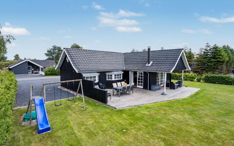 Erikgine - 900M from the Sea: Flooring, Slaapkamer, Bedding, Bed, Bed Frame, Linens, Laken, Hardwood, Matras, Houten Vloer