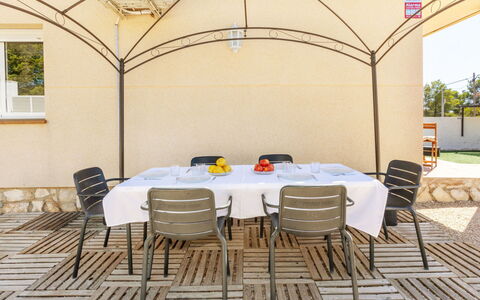 Villa Danou: Flooring, Slaapkamer, Bedding, Bed, Bed Frame, Linens, Laken, Hardwood, Matras, Houten Vloer