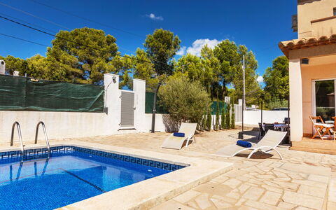 Villa Danou: Flooring, Slaapkamer, Bedding, Bed, Bed Frame, Linens, Laken, Hardwood, Matras, Houten Vloer