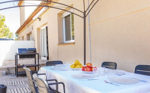 Villa Danou: Flooring, Slaapkamer, Bedding, Bed, Bed Frame, Linens, Laken, Hardwood, Matras, Houten Vloer