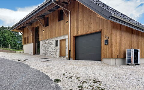 La Grange à Luc: Flooring, Slaapkamer, Bedding, Bed, Bed Frame, Linens, Laken, Hardwood, Matras, Houten Vloer
