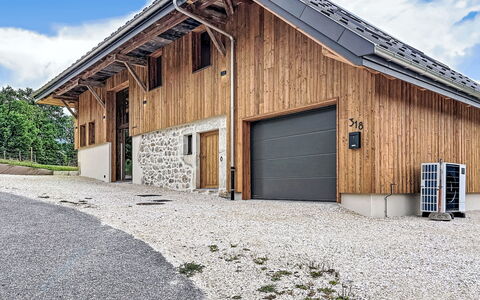 La Grange à Luc: Flooring, Slaapkamer, Bedding, Bed, Bed Frame, Linens, Laken, Hardwood, Matras, Houten Vloer