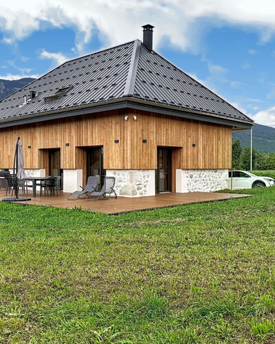 La Grange à Luc: Flooring, Slaapkamer, Bedding, Bed, Bed Frame, Linens, Laken, Hardwood, Matras, Houten Vloer
