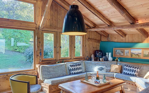 Le Hameau: Flooring, Slaapkamer, Bedding, Bed, Bed Frame, Linens, Laken, Hardwood, Matras, Houten Vloer