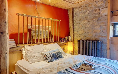 Le Hameau: Flooring, Slaapkamer, Bedding, Bed, Bed Frame, Linens, Laken, Hardwood, Matras, Houten Vloer