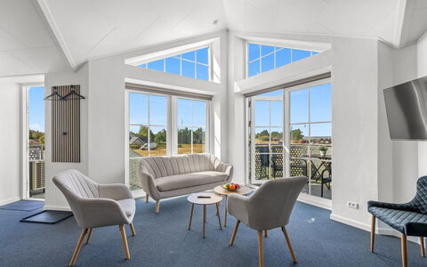 Zuhra - 50M to the Fjord: Meubilair, Interieur Ontwerp, Flooring, Verdieping, Hout, Plafond, Bankstel, Woonkamer, Stoel, Huis