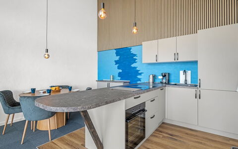 Zuhra - 50M to the Fjord: Flooring, Interieur Ontwerp, Meubilair, Hout, Verdieping, Countertop, Keuken, Plafond, Verlichting, Kamer