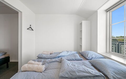 Zuhra - 50M to the Fjord: Verdieping, Flooring, Meubilair, Muur, Interieur Ontwerp, Slaapkamer, Hout, Plafond, Bed, Kamer