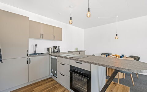 Alban - 50M to the Fjord: Flooring, Meubilair, Interieur Ontwerp, Countertop, Hout, Keuken, Verdieping, Plafond, Cabinetry, Houten Vloer