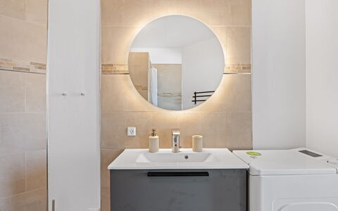 Alban - 50M to the Fjord: Interieur Ontwerp, Flooring, Muur, Verdieping, Loodgieterswerkinrichting, Badkamerkast, Spiegel, Meubilair, Cabinetry, Badkamer