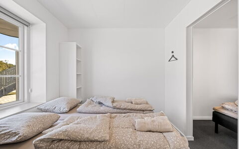 Alban - 50M to the Fjord: Muur, Verdieping, Slaapkamer, Hout, Interieur Ontwerp, Flooring, Plafond, Bed, Kamer, Meubilair