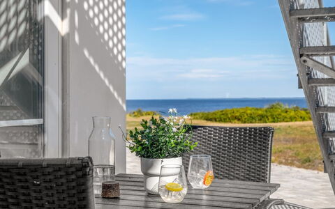 Alban - 50M to the Fjord: Meubilair, Buitenmeubels, Stoel, Buitentafel, Balkon, Schaduw, Dek, Keuken En Eettafel, Hardwood, Aluminium