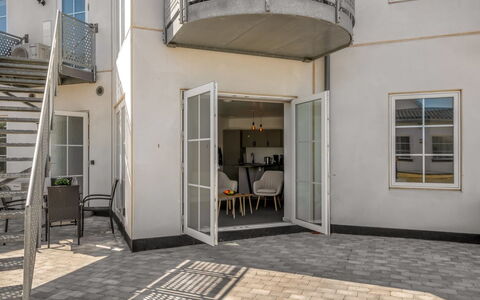 Alban - 50M to the Fjord: Flooring, Verdieping, Deur, Samengesteld Materiaal, Beton, Balkon, Leuning, Home Deur, Trap, Binnenplaats